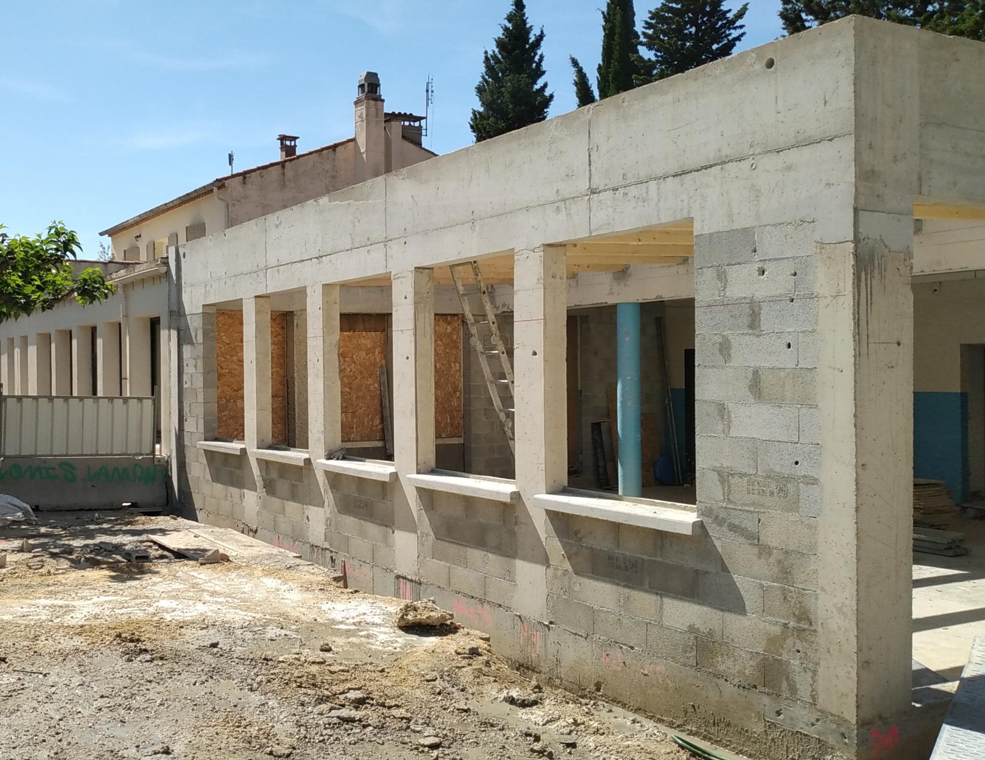 Agrandissement et rénovation du groupe scolaire – Mairie de Saint ETIENNE DU GRES – en cours de chantier ⏳