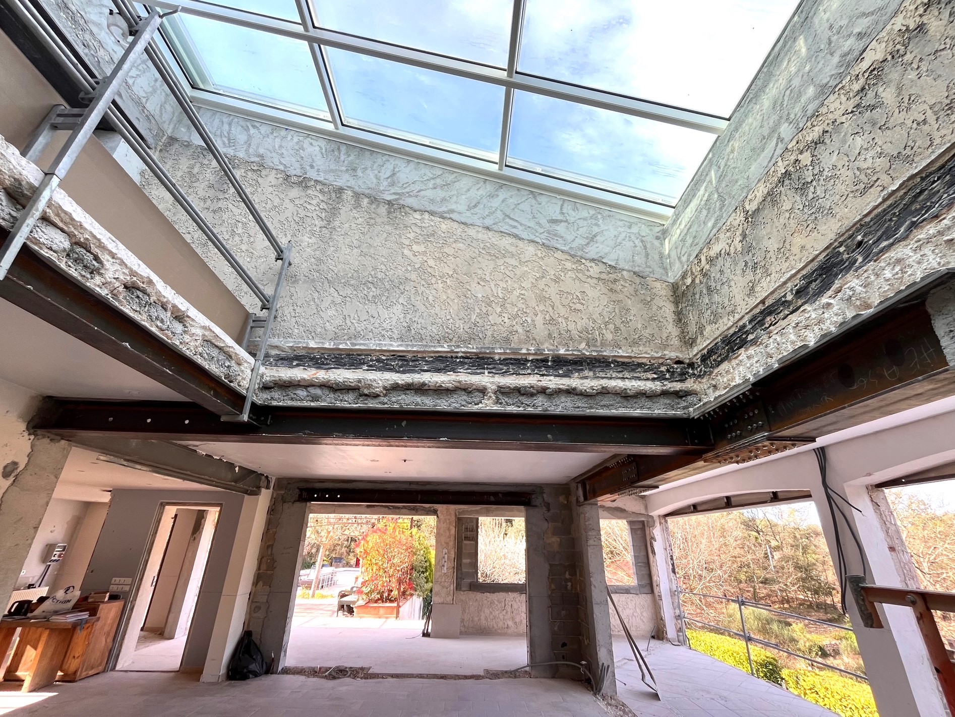 réhabilitation lourde d’une villa à Saint-ZACHARIE – travaux en cours ⏳
